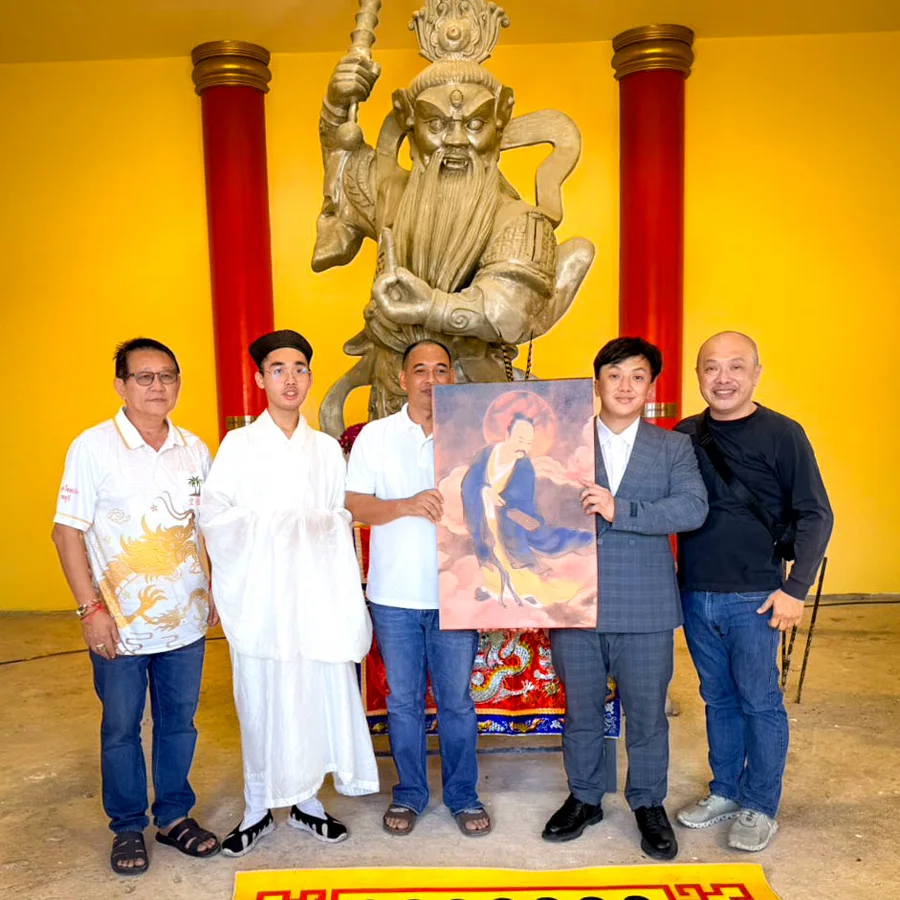 ถ่ายภาพร่วมกันหน้าองค์หวังหลิงกวน ศาลเจ้าพระเหล่งก๊วนไต่เต่ หัวหิน