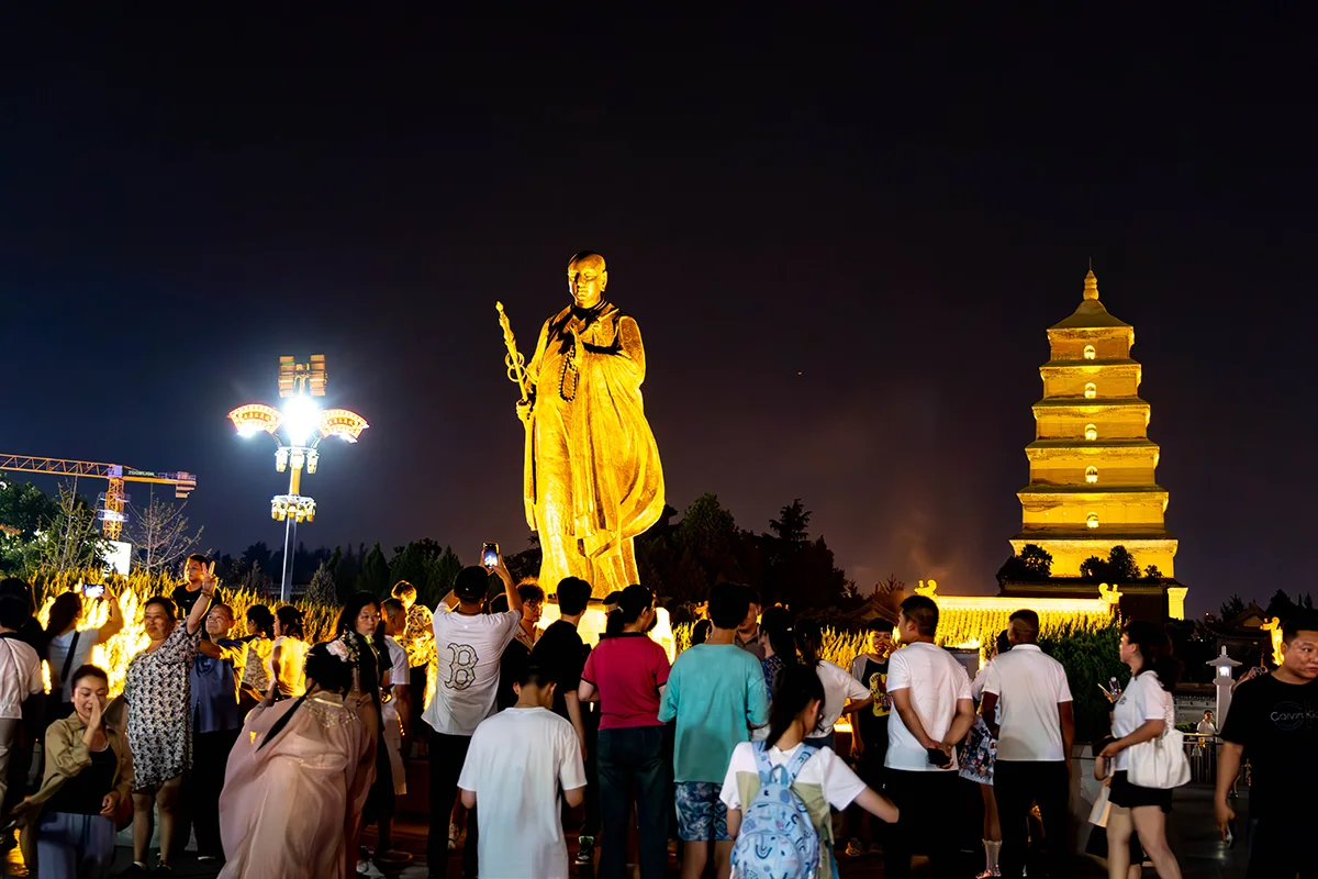 รูปปั้นพระถังซำจั๋งและเจดีย์ห่านป่าใหญ่ยามค่ำคืน เมืองซีอาน