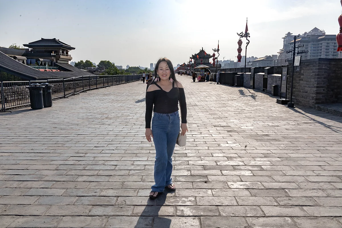 นักท่องเที่ยวเดินบนกำแพงเมืองซีอานใกล้ประตูทิศใต้ในเวลากลางวัน