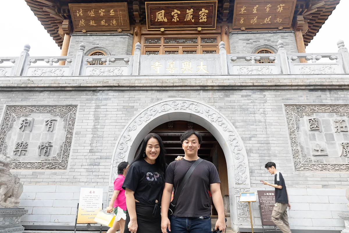 นักท่องเที่ยวหน้าวัดต้าซิงช่าน (大兴善寺) เมืองซีอาน