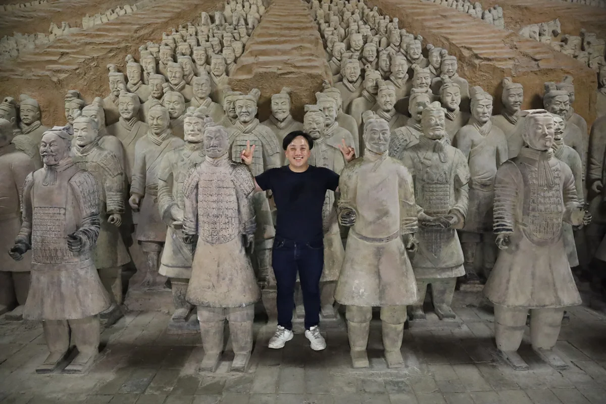 นักท่องเที่ยวยืนท่ามกลางกองทัพทหารดินเผาในสุสานจิ๋นซีฮ่องเต้ เมืองซีอาน