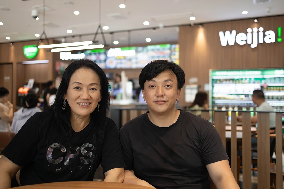 นักท่องเที่ยวนั่งรับประทานอาหารหน้าร้าน Weijia เมืองซีอาน