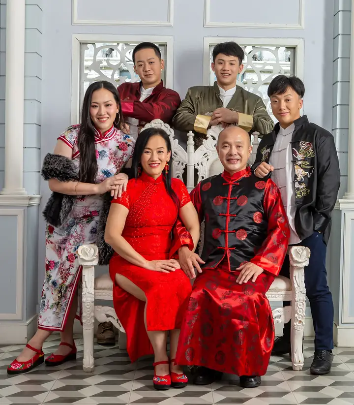 Supapitakpong family in traditional Chinese clothing